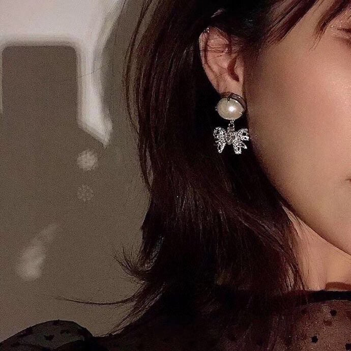 MIUMIU 26S PEARL BOW DROP EARRINGS WITH CRYSTALS IN SILVER TONE METAL 633769