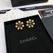 CHANEL 26S DOUBLE C LOGO PEARL HALO STUD EARRINGS IN BLACK ENAMEL & GOLD METAL 633332