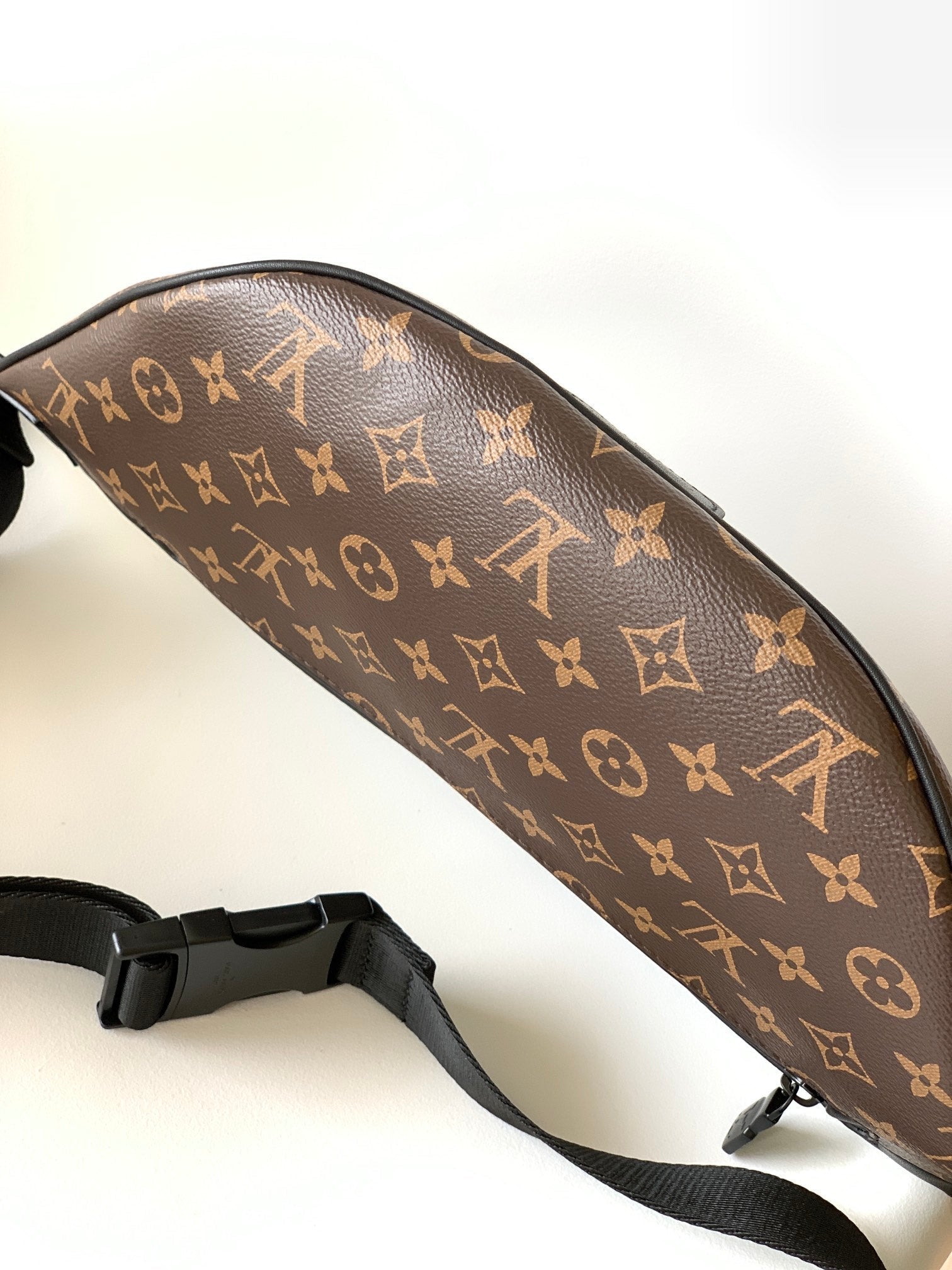 LV 25S DISCOVERY BUMBAG 47 IN BROWN AND BLACK EMBOSSED MONOGRAM ECLIPSE CALFSKIN