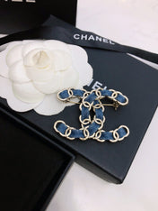 DOUBLE C BROOCH IN GOLD METAL WITH BLUE DENIM THREADED CHAIN