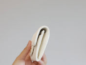 CC FLAP CARD HOLDER 11.3 WHITE GRAINED CALFSKIN GOLD ICON