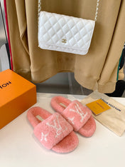 LV WOMEN'S PASEO FLAT SLIPPER IN LIGHT PINK FLEECE WITH WHITE LOGO