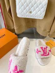 LV WOMEN'S PASEO FLAT SLIPPER IN WHITE FLEECE WITH BRIGHT PINK LOGO