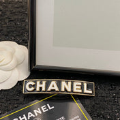 CHANEL 26S CHANEL LOGO LETTER ENAMEL BAR HAIR CLIP IN BLACK ENAMEL AND GOLD METAL 629926