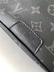 LV 25S DISCOVERY BUMBAG 44 IN BLACK MONOGRAM ECLIPSE CALFSKIN