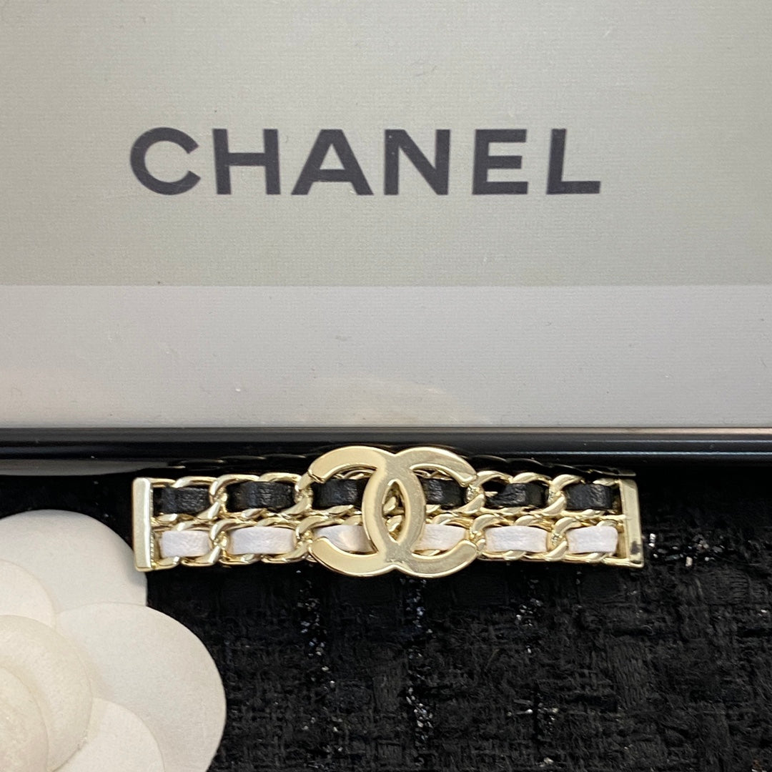 CHANEL 26S DOUBLE C LOGO CHAIN WEAVE BAR HAIR CLIP IN BLACK & WHITE LEATHER AND GOLD METAL 629927