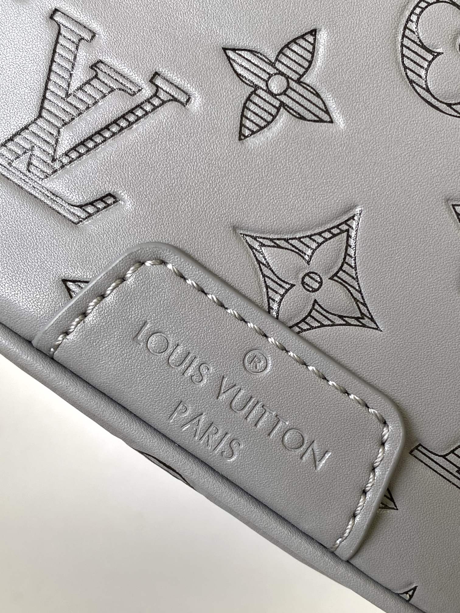 LV 25S DISCOVERY BUMBAG 44 IN TAUPE GRAY EMBOSSED MONOGRAM ECLIPSE CALFSKIN
