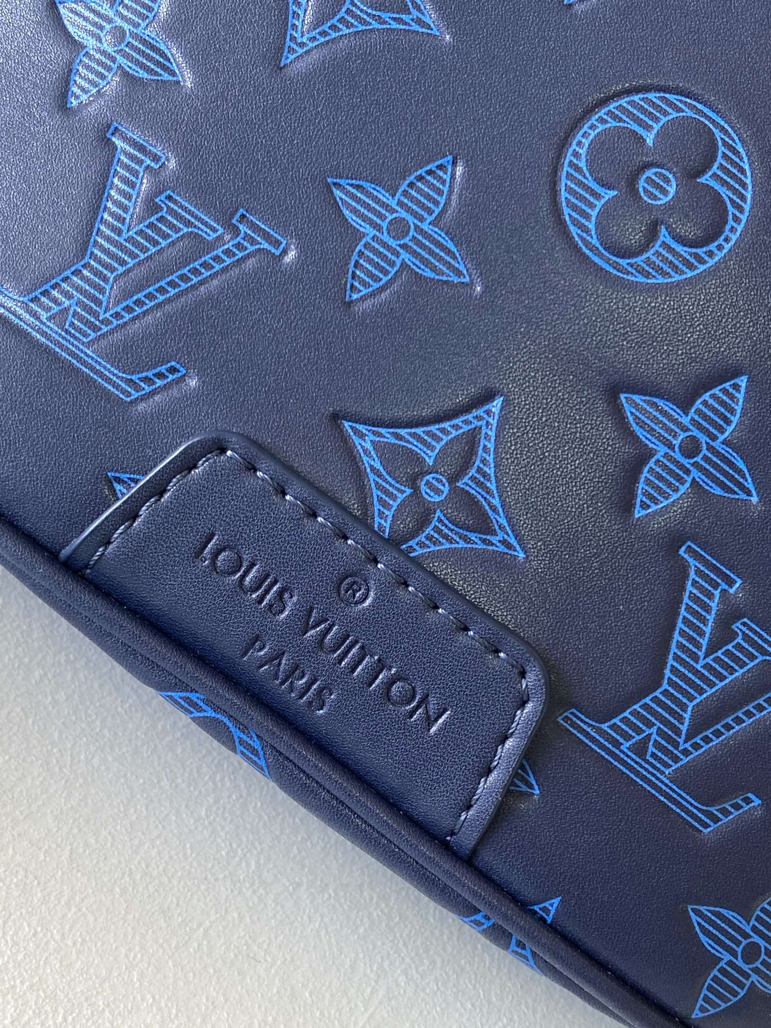 LV 25S DISCOVERY BUMBAG 44 IN DARK BLUE EMBOSSED MONOGRAM ECLIPSE CALFSKIN