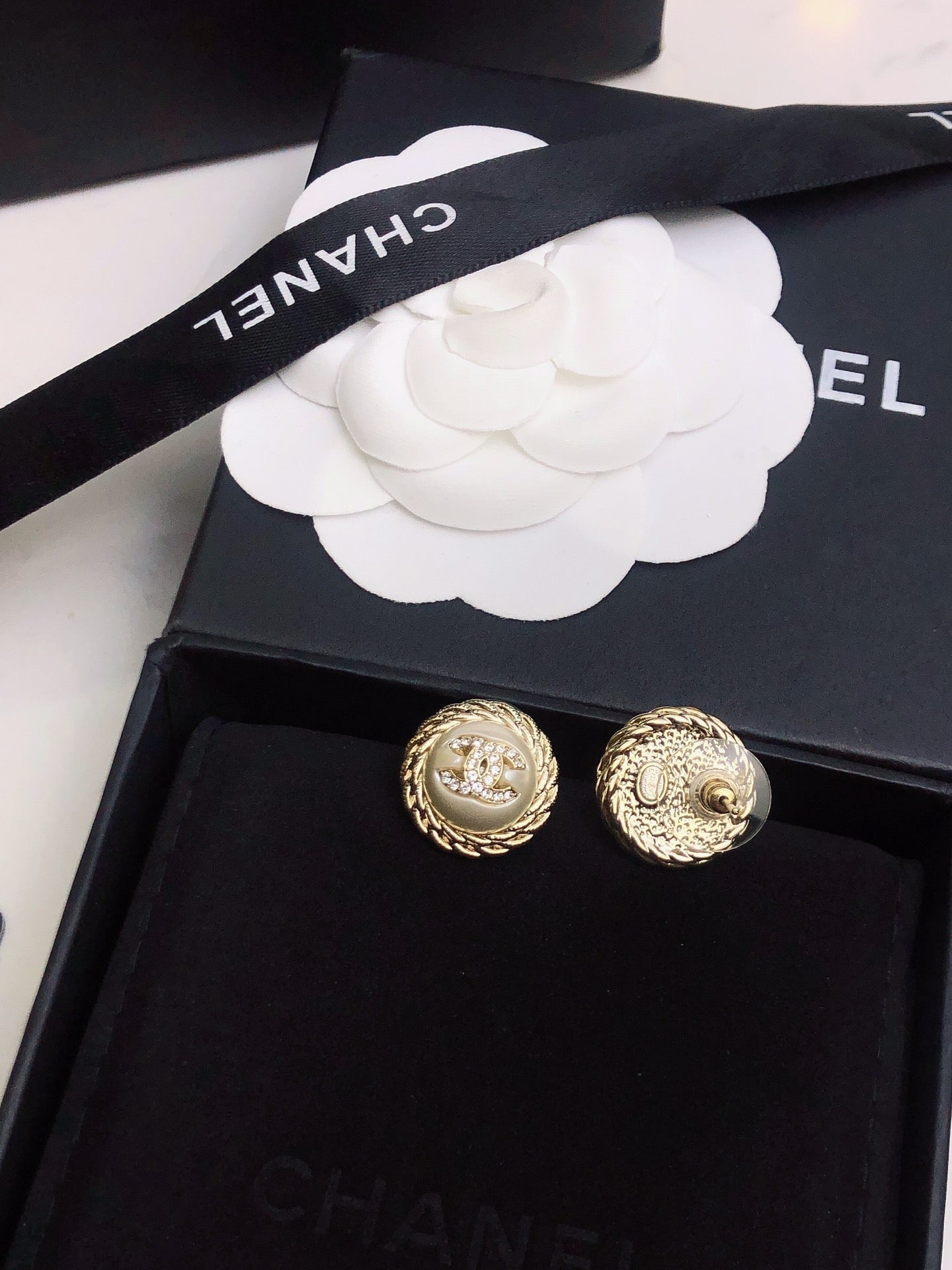 CHANEL 26S DOUBLE C LOGO VINTAGE ROPE BORDER STUD EARRINGS IN GOLD METAL 633329