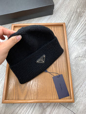 BEANIIE HAT IN BLACK WOOL 335039