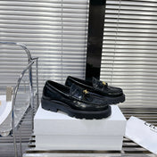 MARGARET CHUNKY LOAFER WITH FRINGES AND TRIOMPHE CHAIN IN POLISHED BULL GLOSSY BLACK