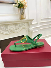 THONG SANDALS IN EMERALD GREEN CALFSKIN WITH GOLD LOGO