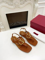 THONG SANDALS IN BRONZE BROWN CALFSKIN WITH GOLD LOGO