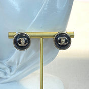 CHANEL 26S DOUBLE C LOGO ROUND WHITE RESIN STUD EARRINGS IN GOLD METAL 633347