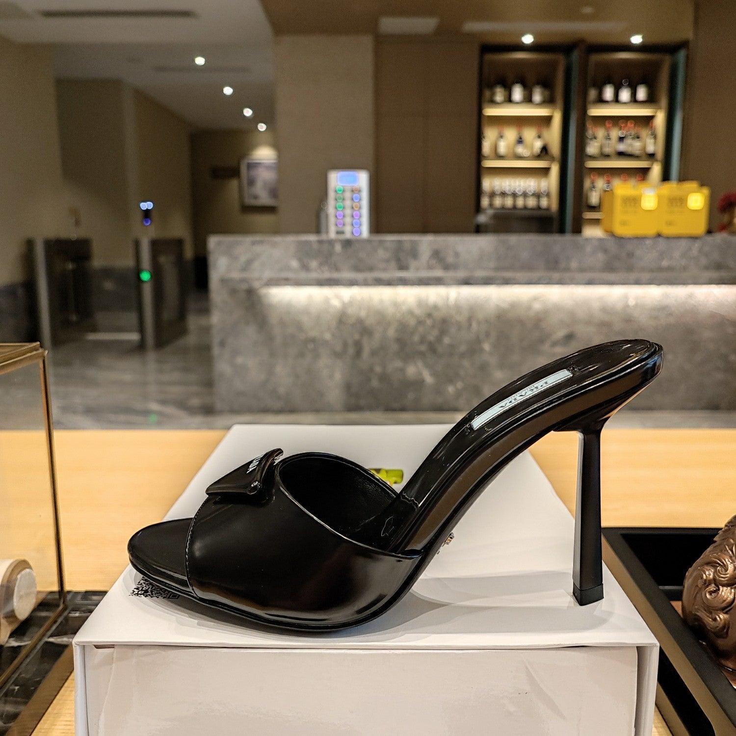 PRADA 26S OPEN TOE MULES 100MM IN BLACK PATENT CALFSKIN WITH LOGO