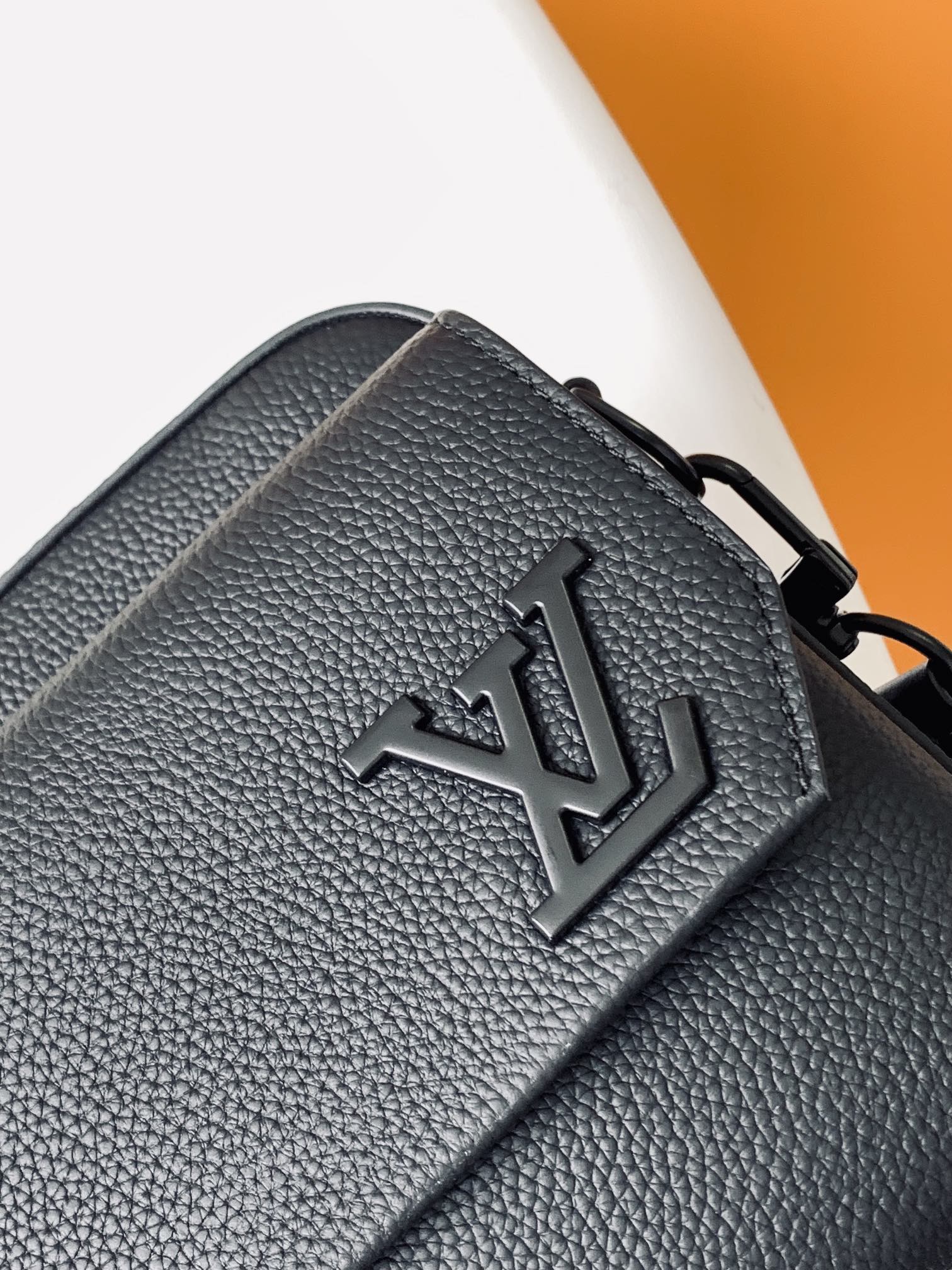 LV 25S FASTLINE MESSENGER BAG 23 IN BLACK CALFSKIN