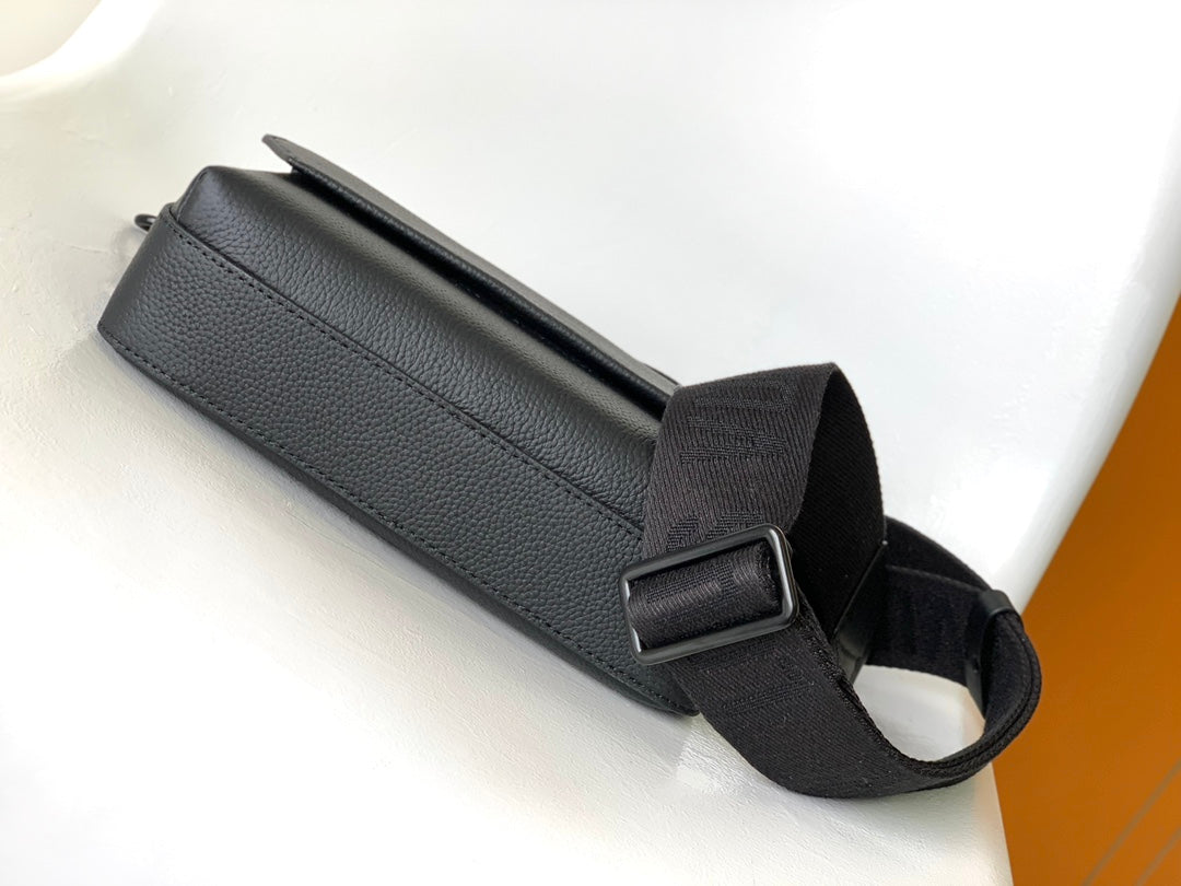 LV 25S FASTLINE MESSENGER BAG 23 IN BLACK CALFSKIN