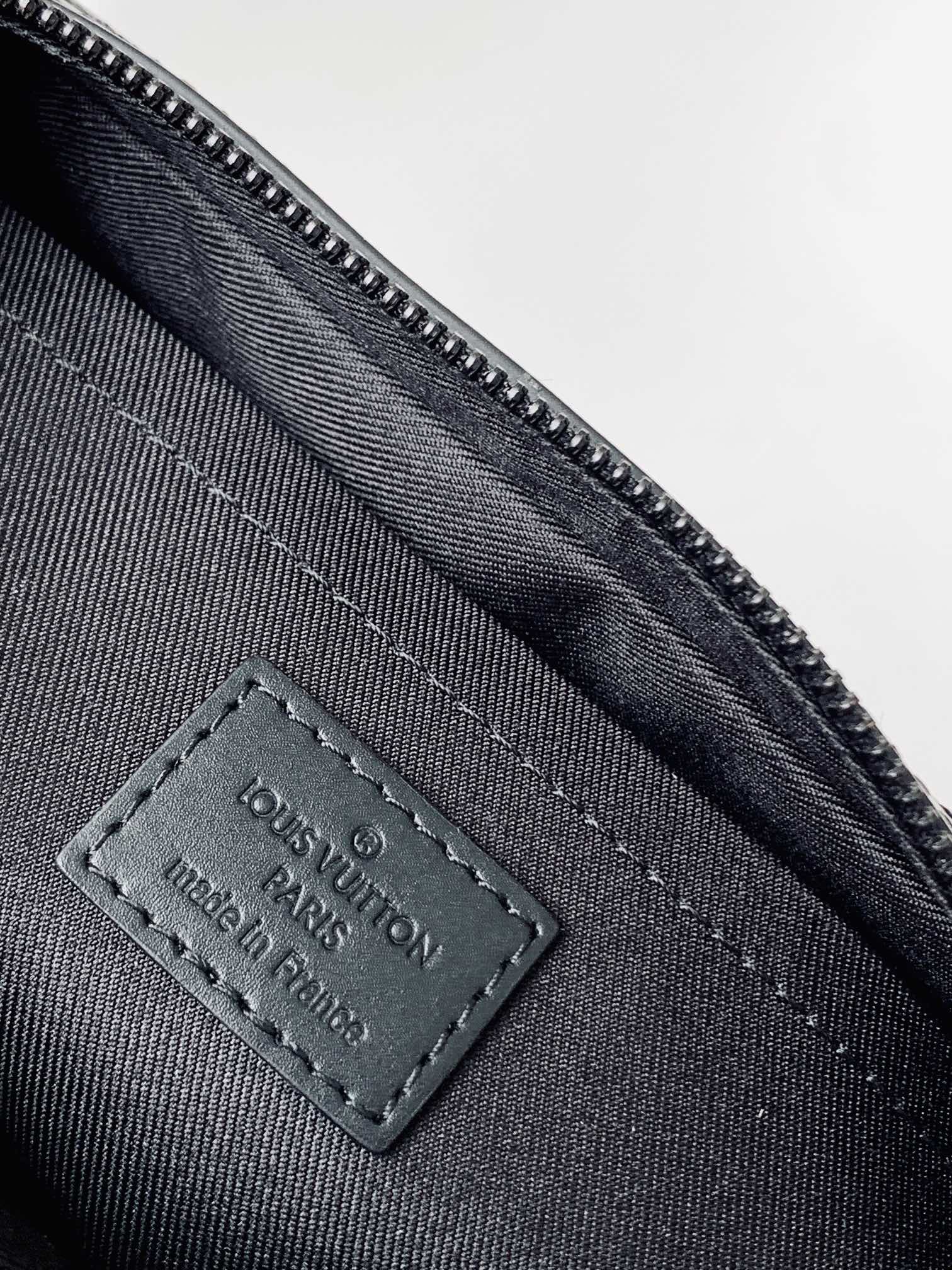 LV 25S FASTLINE MESSENGER BAG 23 IN BLACK CALFSKIN