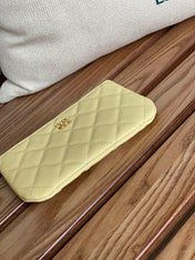 CC CLASSIC SMALL 15 ZIPPED POUCH IN YELLOW CORN GRAINED CALFSKIN