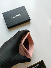 CC CARD HOLDER 11.2 PALE PINK GRAINED CALFSKIN GOLD ICON