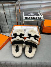 CHYPRE SLIPPERS IN BEIGE LAMB WOOL AND BLACK SUEDE