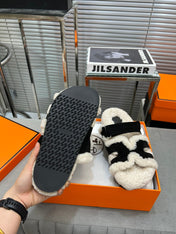 CHYPRE SLIPPERS IN BEIGE LAMB WOOL AND BLACK SUEDE
