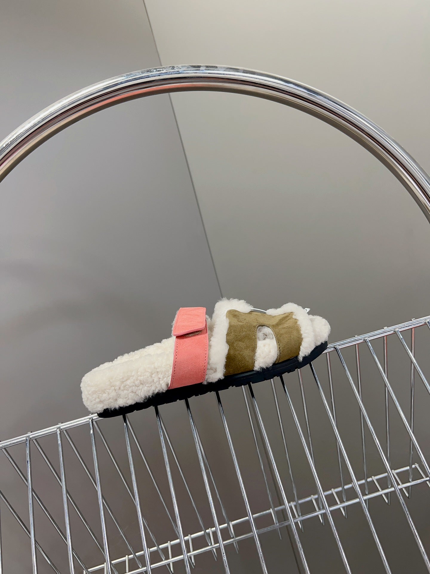 HM 26S SANDAL IN CREAM WHITE WOOL AND OLIVE GREEN SUEDE