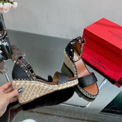 ROCKSTUD WEDGE 85 MM IN BLACK CALFSKIN