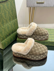 GG MOLLY MULE IN PEANUT BROWN MONOGRAM JACQUARD FABRIC AND SHEARLING LINING
