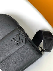 PILOT SLINGBAG 30 IN BLACK COWHIDE LEATHER