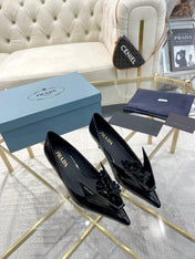 MEDIUM HEEL PUMPS ATTACHED CREATIVE FLOWERS IN BLACK PATENT CALFSKIN
