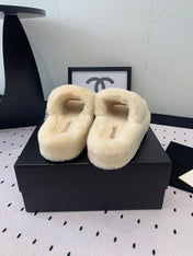 THICK-SOLED SLIPPERS IN WHITE SHEEP WOOL