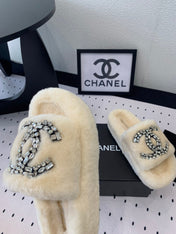 THICK-SOLED SLIPPERS IN WHITE SHEEP WOOL