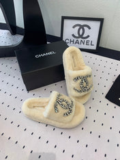 THICK-SOLED SLIPPERS IN WHITE SHEEP WOOL