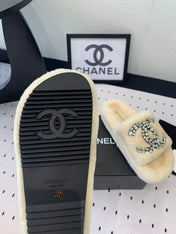 THICK-SOLED SLIPPERS IN WHITE SHEEP WOOL