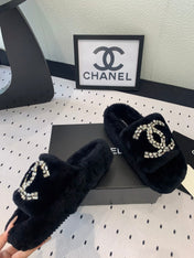 THICK-SOLED SLIPPERS IN BLACK SHEEP WOOL