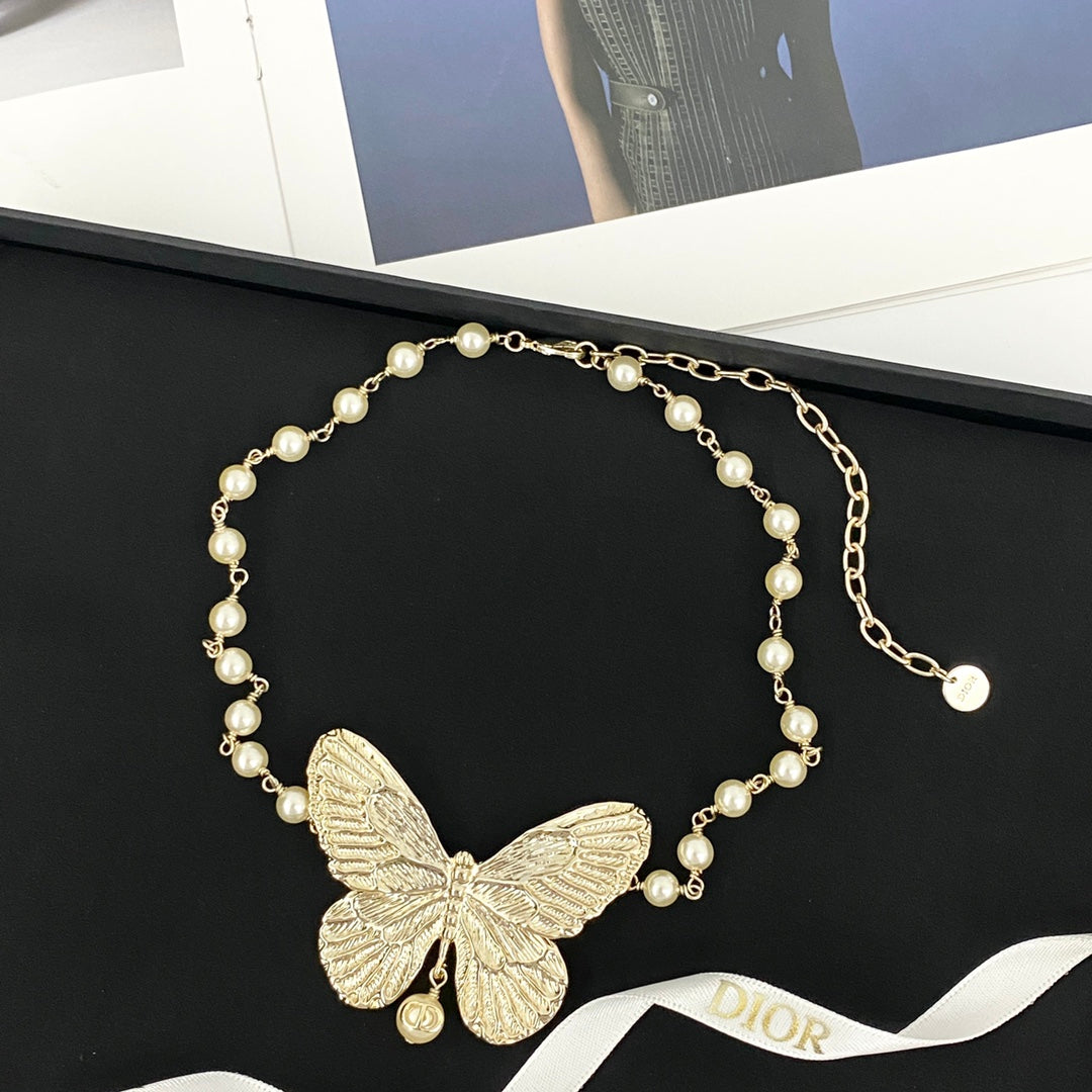 CD 26S PEARL STRAND BUTTERFLY PENDANT NECKLACE IN GOLD METAL 633112