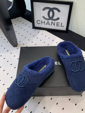 FLAT MULE IN NAVY BLUE SUEDE AND LAMB FUR LINING