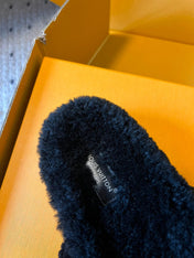 SLIPPER IN BLACK FLEECE WITH BEIGE LOGO