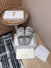THICK-SOLE SLIPPERS IN PALE GRAY SHEARLING WITH EMBROIDERED LOGO