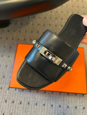 GIULIA FLAT SANDAL IN BLACK CALFSKIN