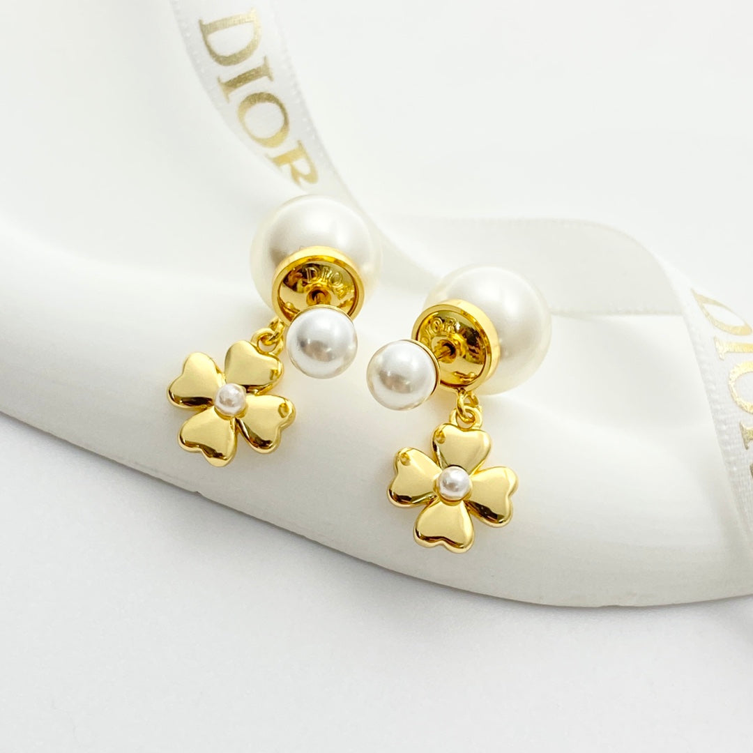 CD 26S PEARL FLOWER DROP STUD EARRINGS IN GOLD TONE METAL 629842
