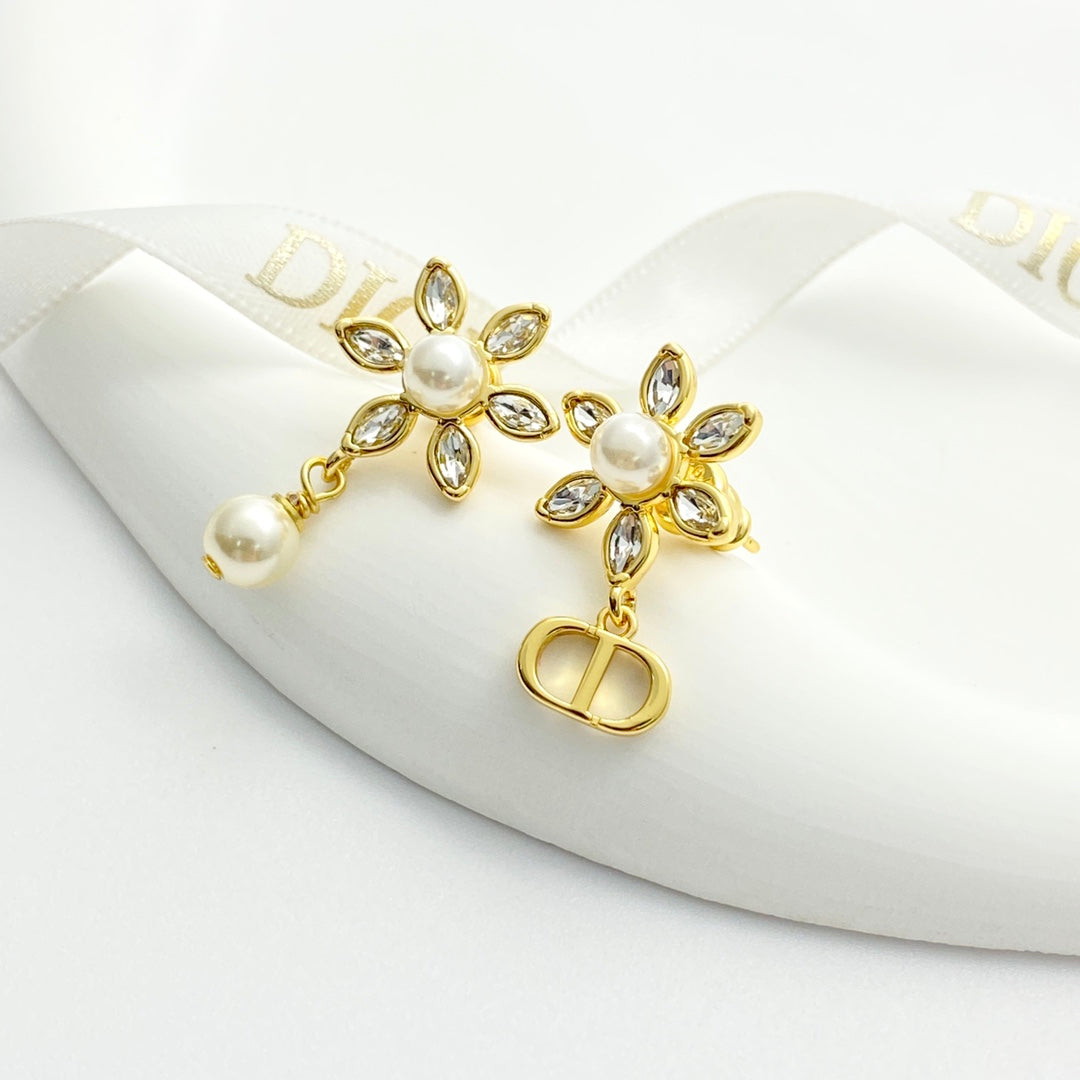 CD 26S FLOWER CRYSTAL PEARL CD CHARM DROP EARRINGS IN GOLD METAL 631966