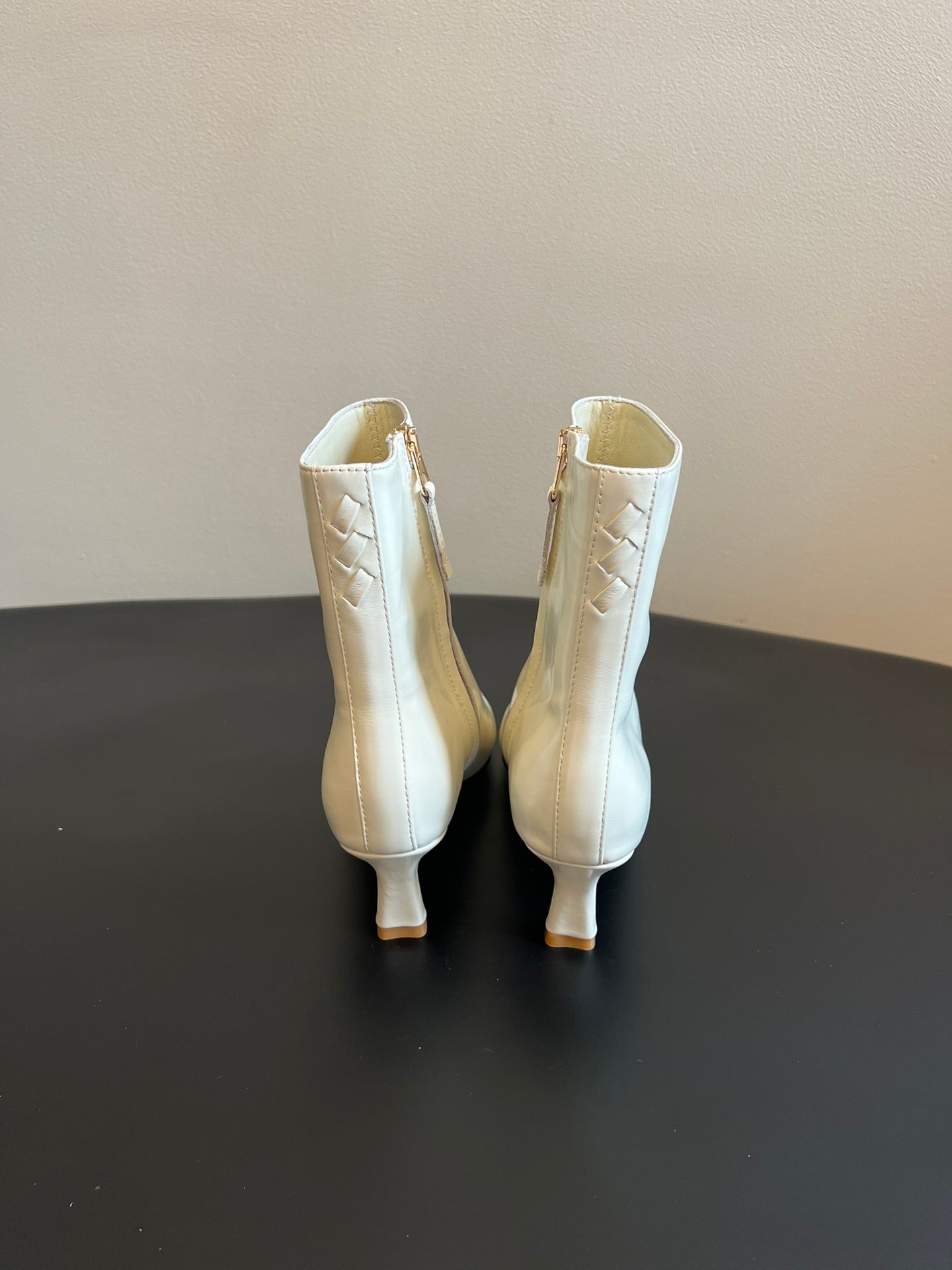 BOTTEGA VENETA 26S POINTED-TOE BOOTS 50 MM IN CREAM WHITE CALFSKIN