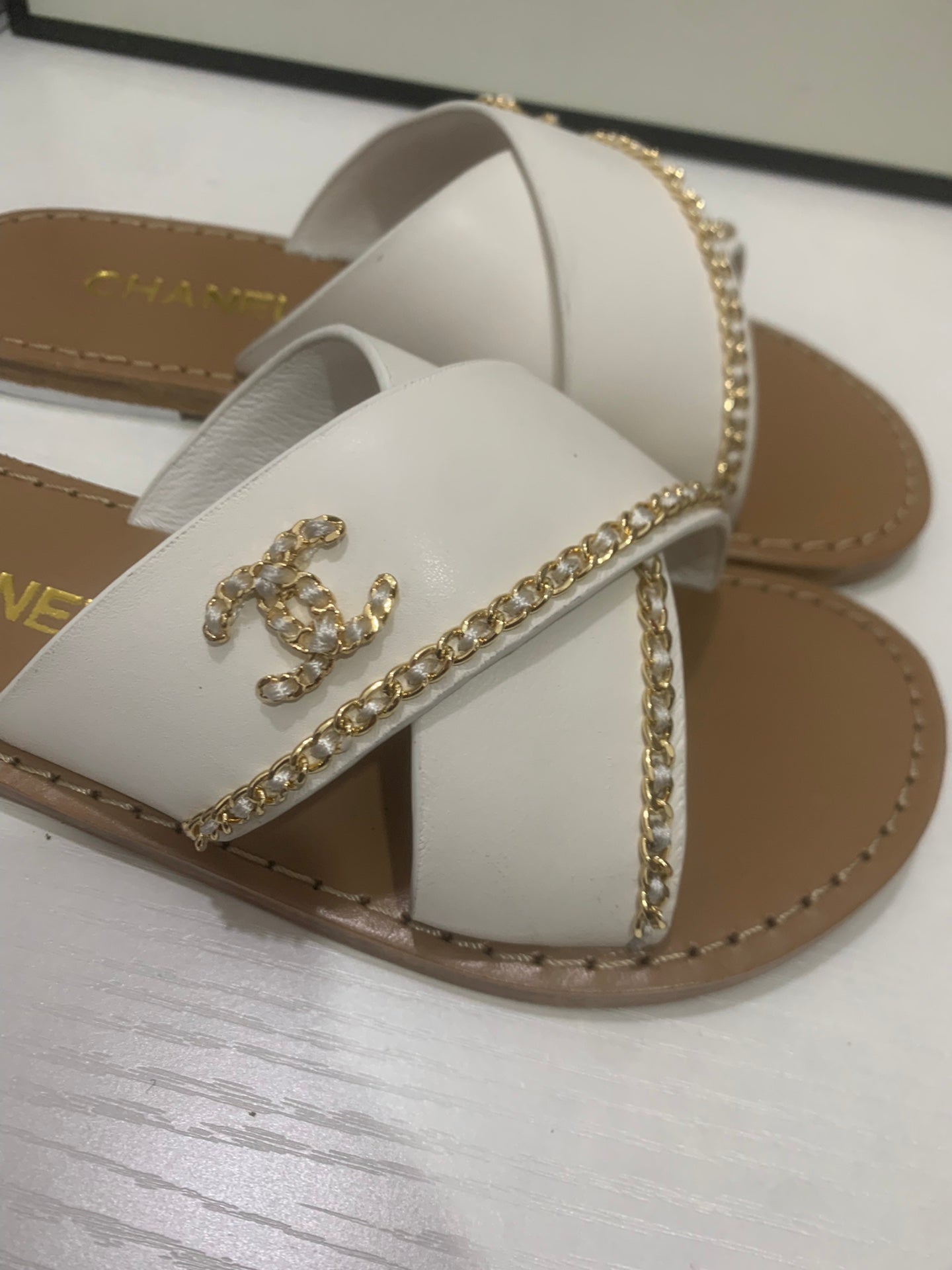 CHANEL 26S SANDALS IN WHITE CALFSKIN WITH DOUBLE C CHAIN DETAIL