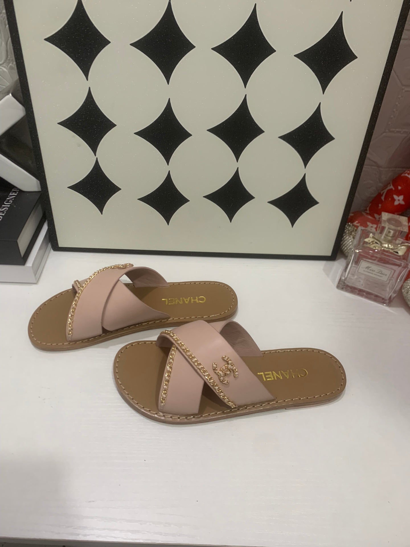 CHANEL 26S SANDALS IN TAUPE PINK CALFSKIN WITH DOUBLE C CHAIN DETAIL