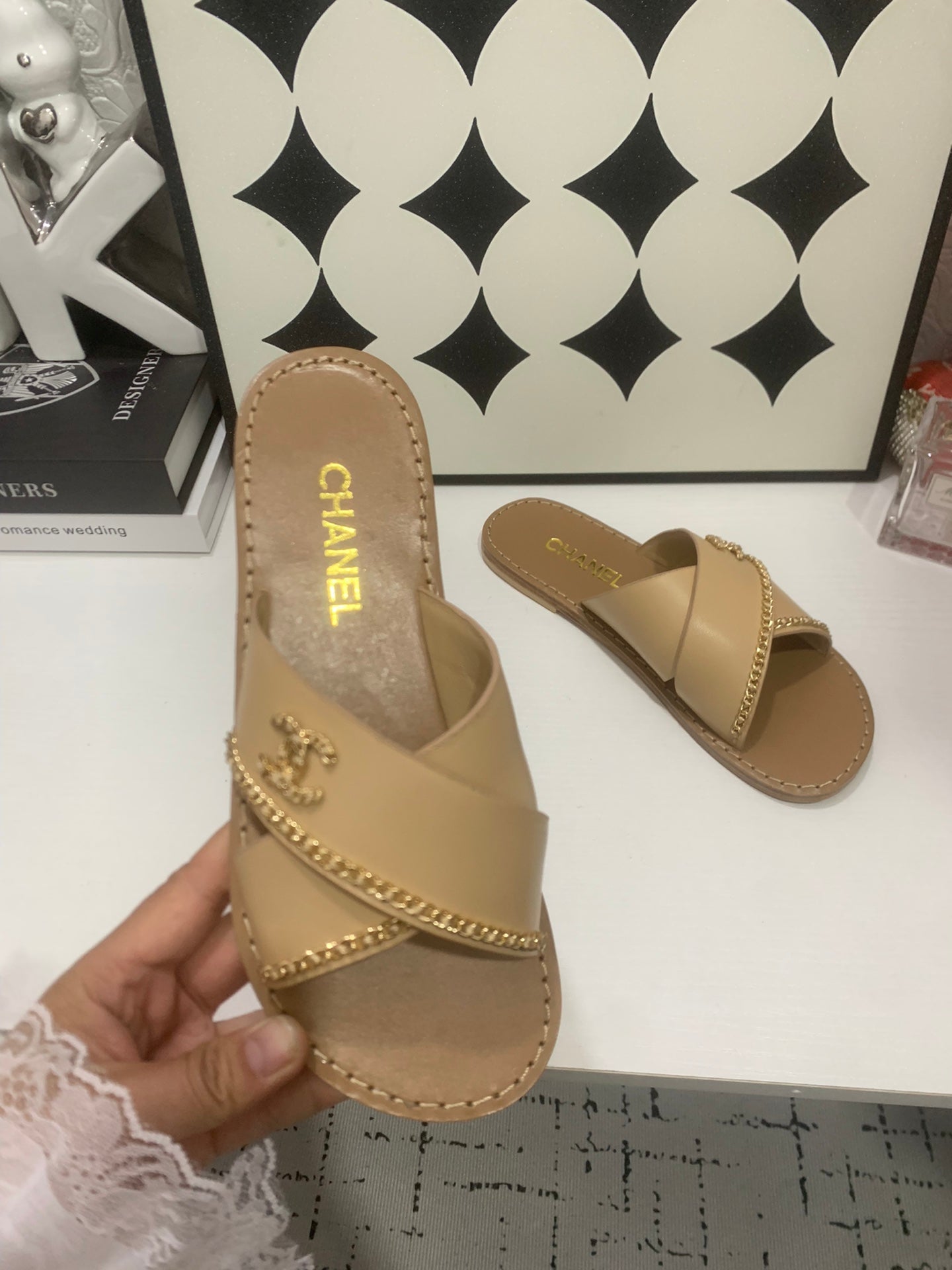 CHANEL 26S SANDALS IN BEIGE CALFSKIN WITH DOUBLE C CHAIN DETAIL