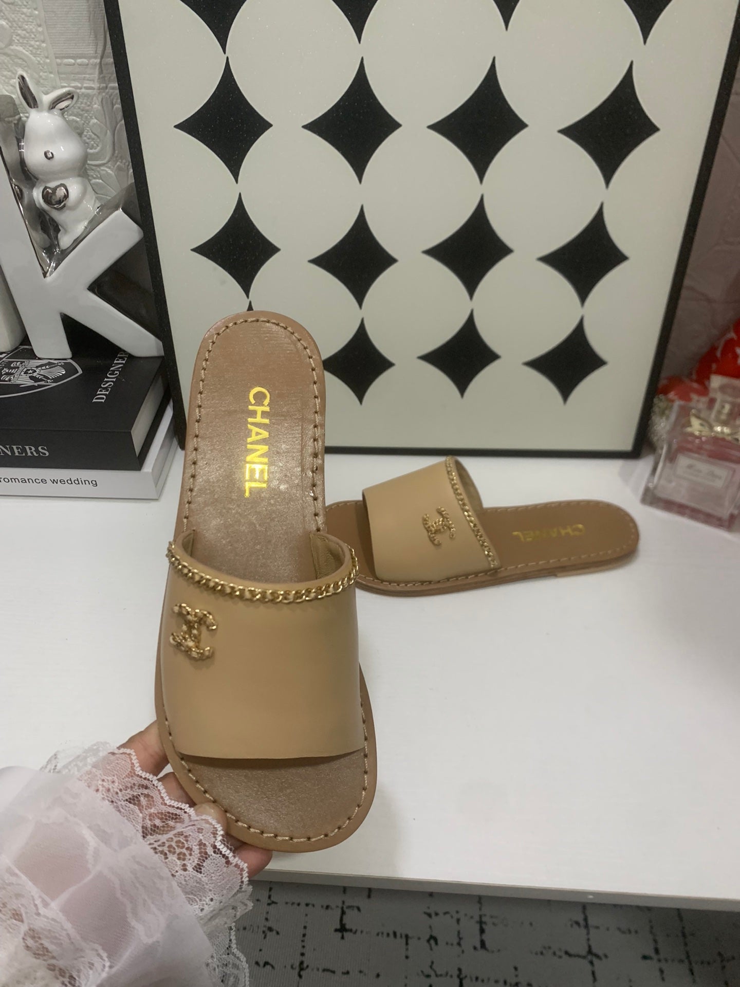 CHANEL 26S SANDALS IN BEIGE CALFSKIN GOLD-TONE CHAIN DETAIL