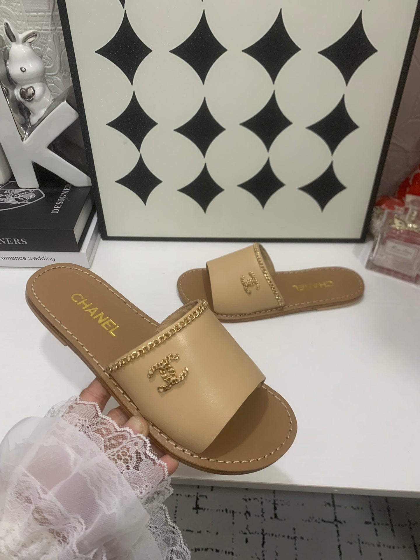 CHANEL 26S SANDALS IN BEIGE CALFSKIN GOLD-TONE CHAIN DETAIL