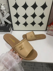 CHANEL 26S SANDALS IN BEIGE CALFSKIN GOLD-TONE CHAIN DETAIL